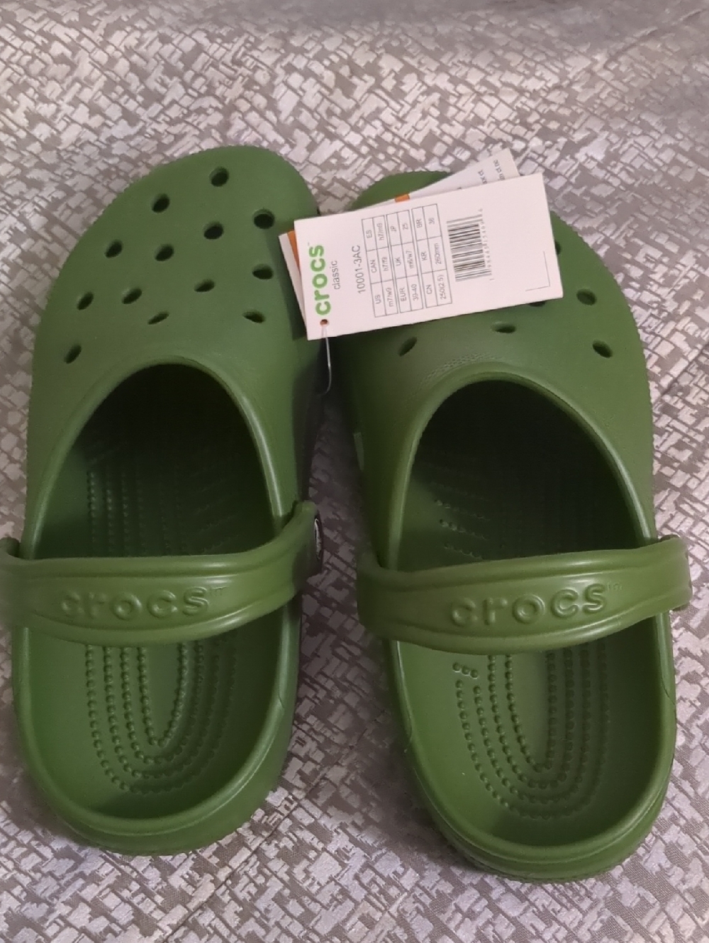 CROCS Classic Clog in Olive Green M7 W9
